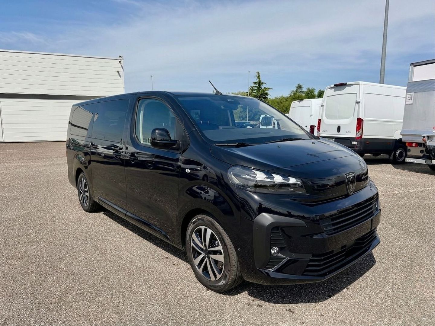 PEUGEOT TRAVELLER - XL 2.2 Diesel 180 S&S EAT8 Business Pack