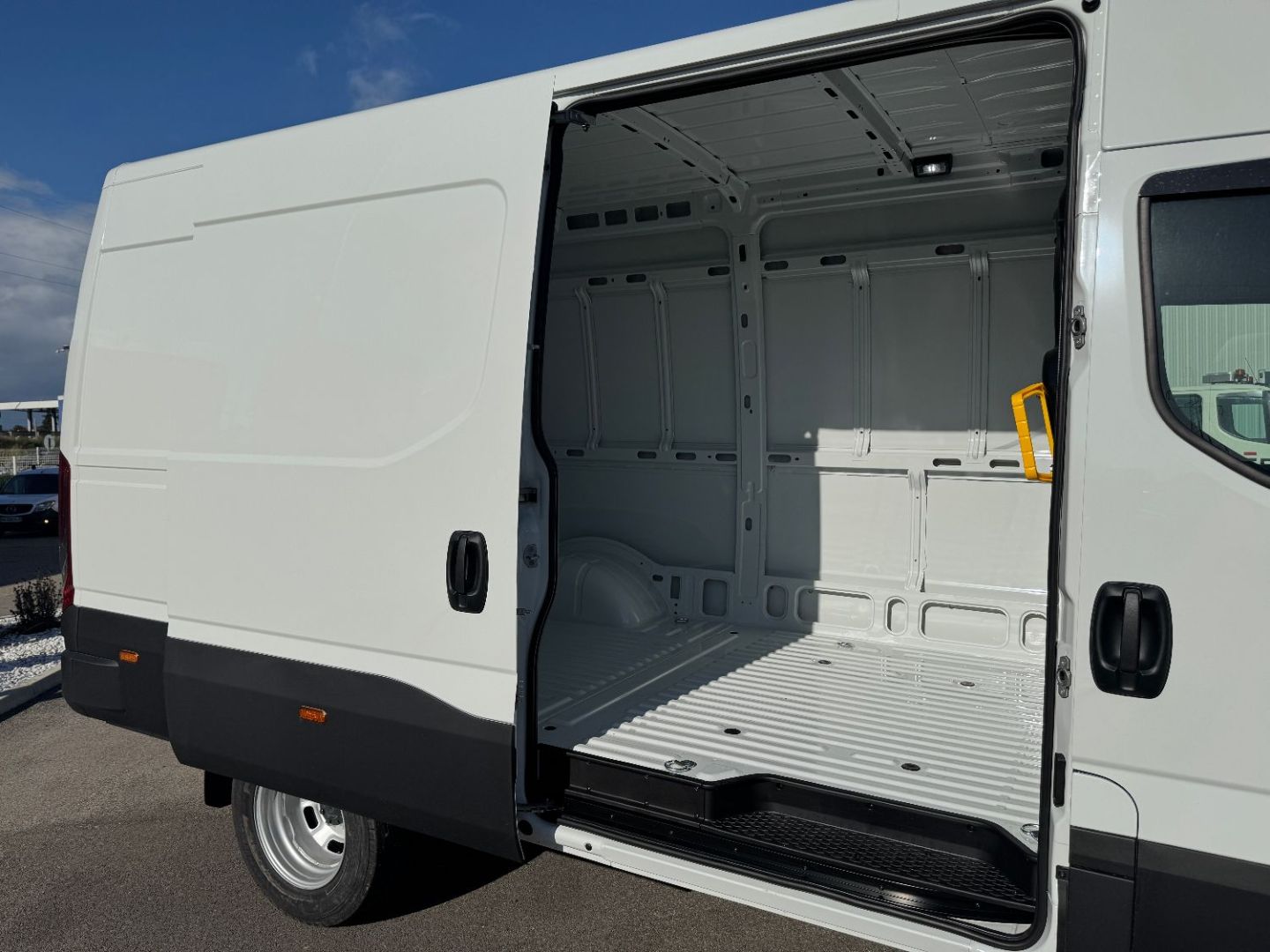 IVECO DAILY FOURGON - 35C18 180CV 3L L3H2 12M3