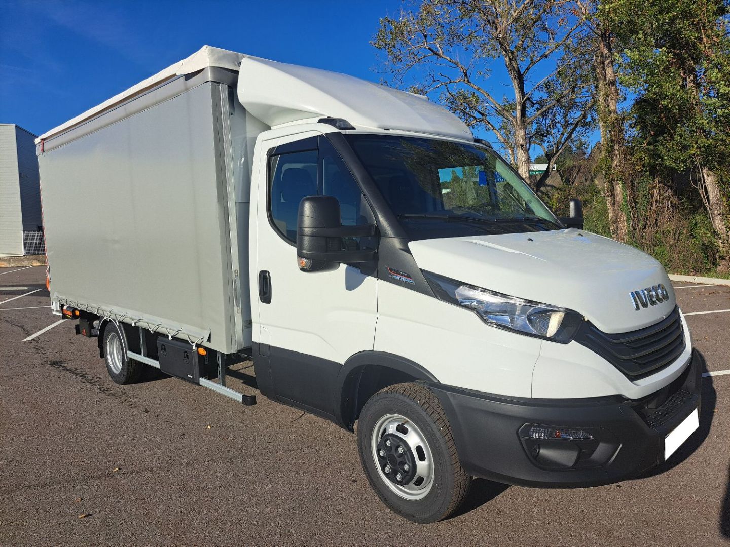 IVECO DAILY CAISSE - 35C18 A8 180CV 3L REHAUSSABLE 22M3