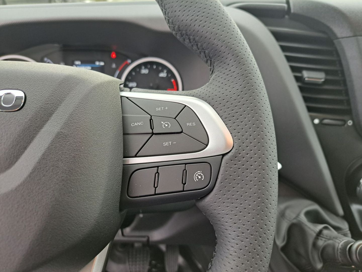 IVECO DAILY BENNE - 35C18 180CV 3L COFFRE REHAUSSES LATERALE